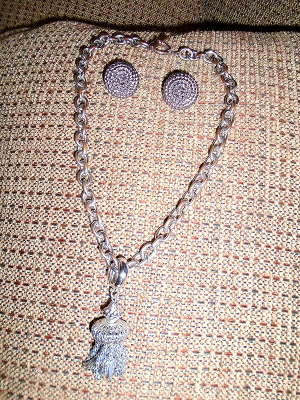 VINTAGE PRETTY SILVERTONE CHANDELIER-DANGLE CHAIN PENDANT NECKLACE/EARRINGS