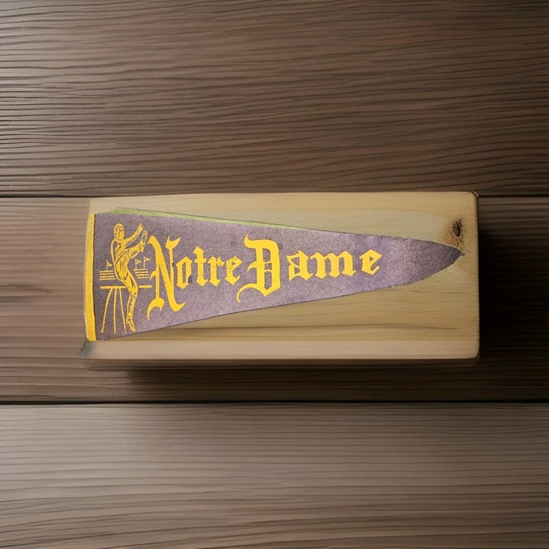 NOTRE DAME FIGHTING IRISH 1940S PENNANT SUPER RARE !