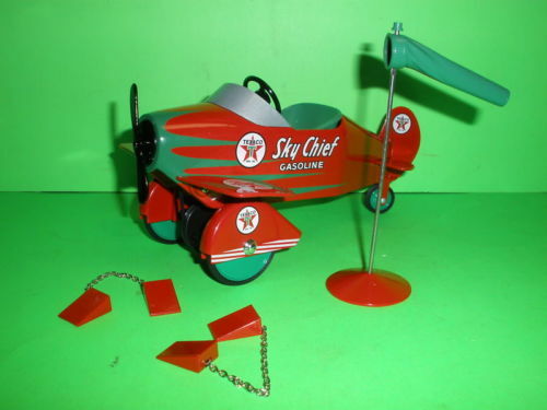 1/6 CROWN PREMIUMS TEXACO SKY CHIEF AIR KING PEDAL AIRPLANE WIND SOCK & CHOCKS - Picture 1 of 12