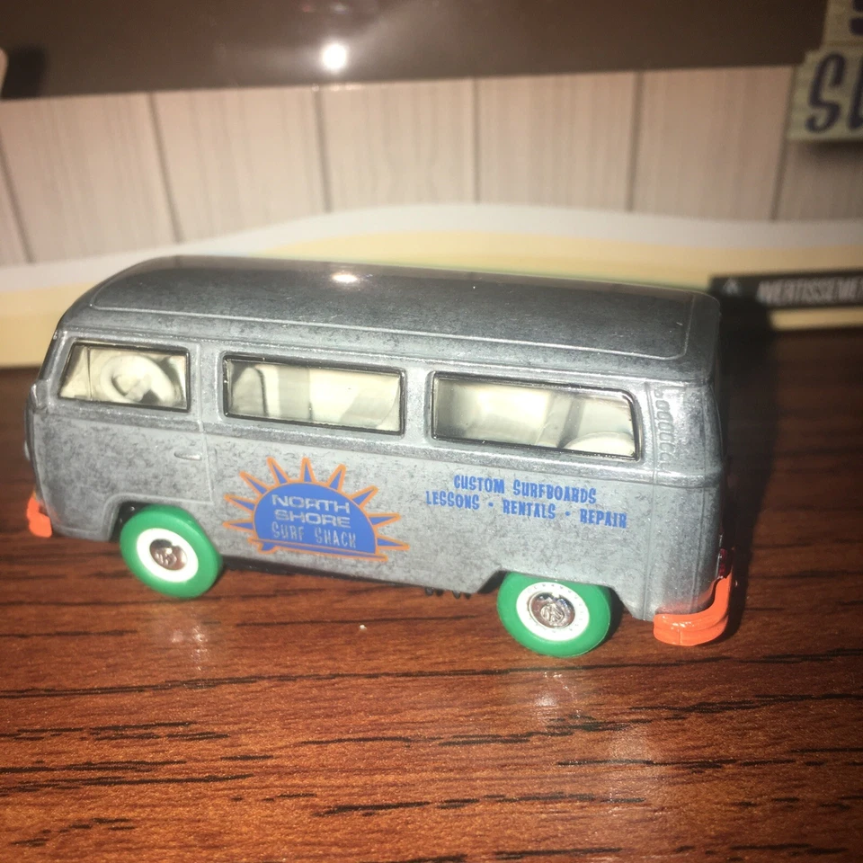 GREENLIGHT MOTOR WORLD NORTHSHORE SURF SHACK VOLKSWAGEN VW SAMBA BUS TIPO 2 - Imagem 2 de 4