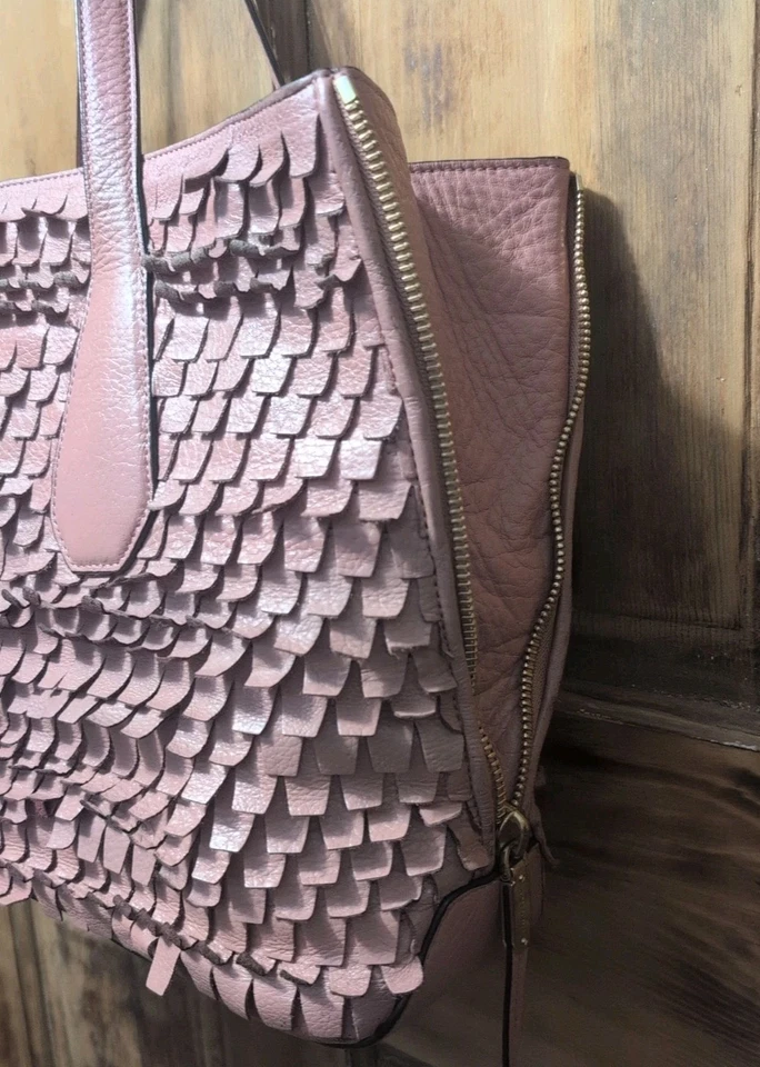 BOLSO DE MANO HENRI BENDEL CARRYALL FLECOS ROSA SUAVE ¡PREMADO HERMOSO!  Foto 4 de 4