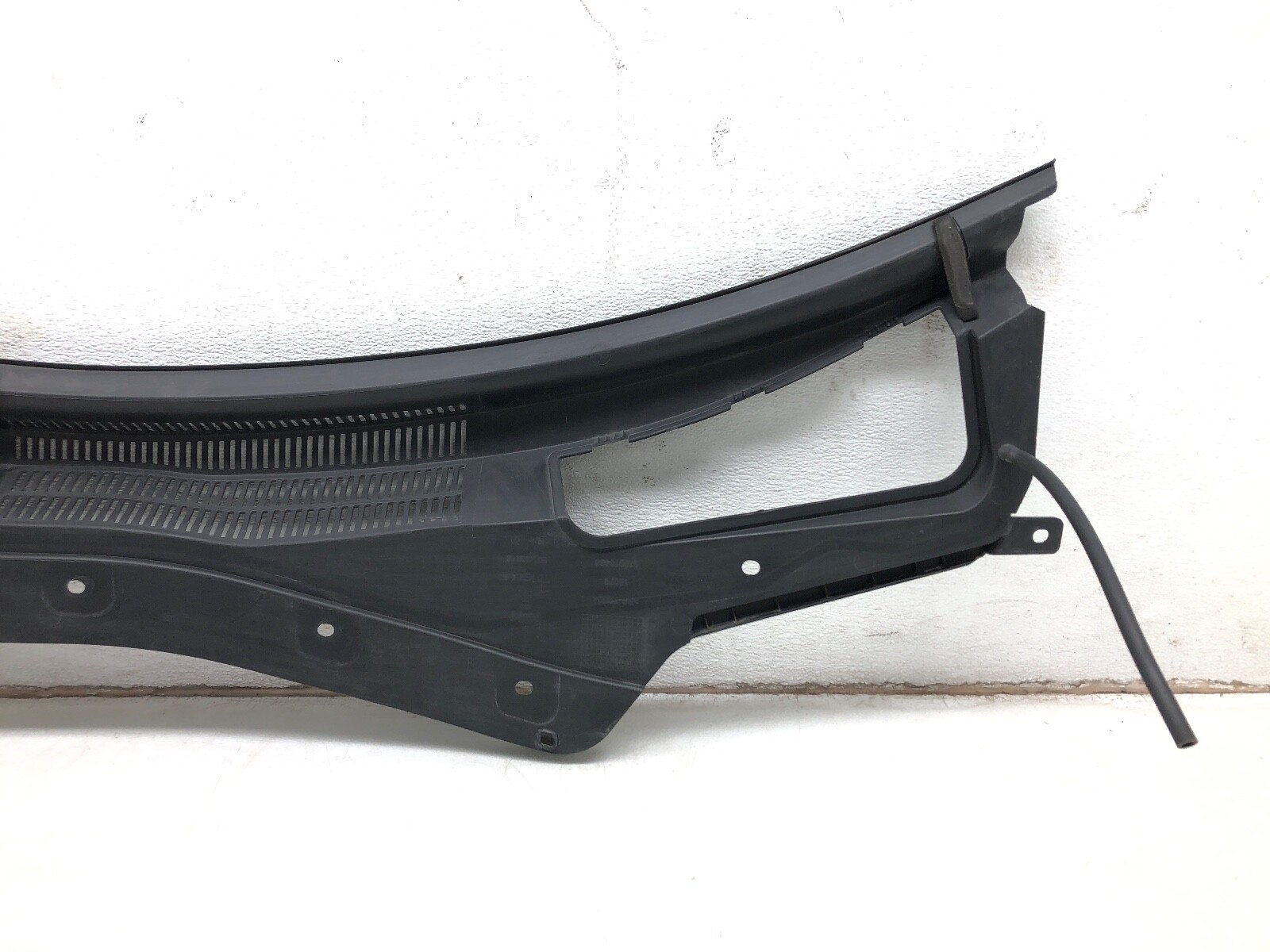 2014-2021 MASERATI QUATTROPORTE FRONT WINDSHIELD WIPER COWL VENT PANEL OEM.