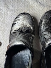 Dansko XP 2.0 Clogs Women  s size 40 US 9.5-10 Black and Silver Patent Leather