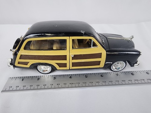 1949 Ford Woody Wagon DIECAST CAR 1:24 some plastic parts - Picture 3 of 7