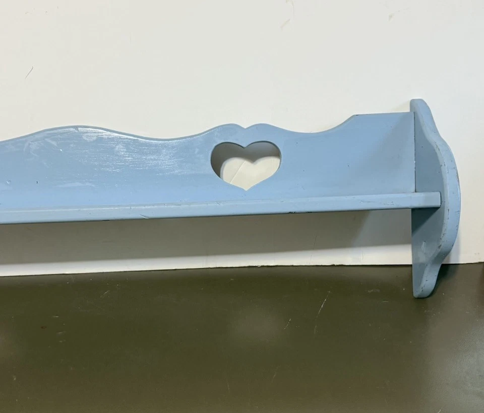 Estante de pared vintage de madera maciza con recortes de corazón de aproximadamente 36”x10”x5” azul casa de campo Foto 3 de 4
