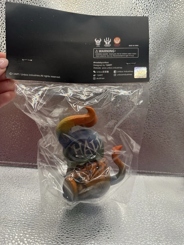 UNBOX INDUSTRIES Calavera por 13Art Skullman Vinilo Sofubi Figura Hornskull Halloween Foto 2 de 2