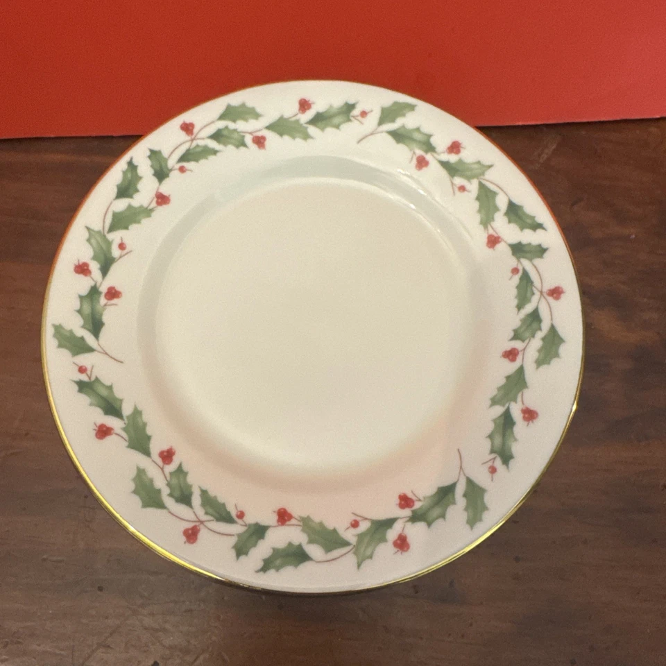 Juego de platos de fiesta navideña Lenox de 8 dimensiones colección borde dorado acebo postre Foto 2 de 4