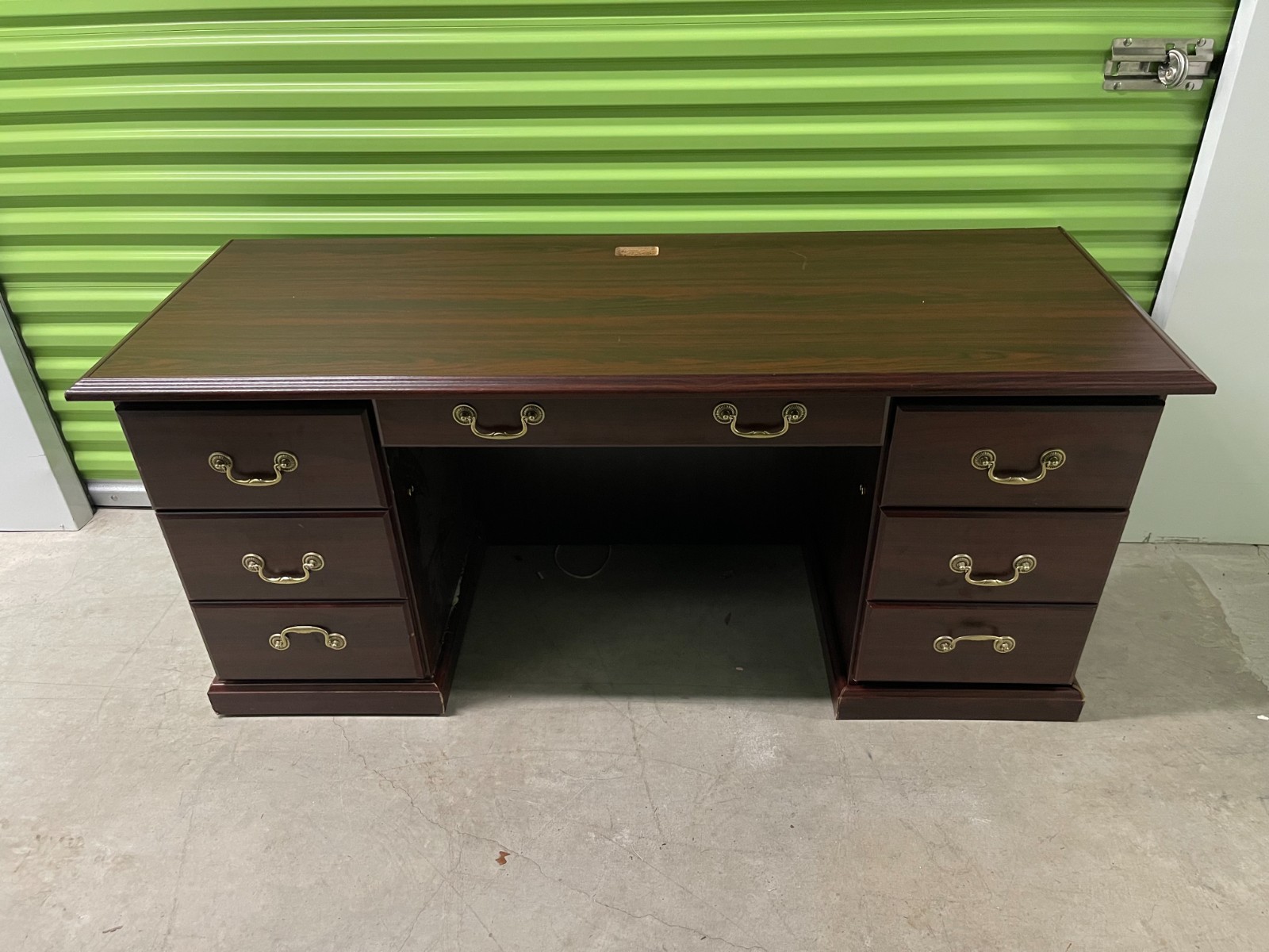 Elegant Executive Desk – Stylish Design
