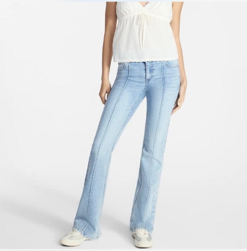 New NWT No Boundaries Denim Jeans Women Sz 10 Light Blue Wash Boot Cut Mid Rise