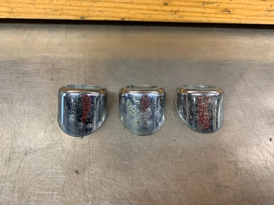 MG MGB • Conos de acabado de brazo limpiaparabrisas originales (x3) y tuercas. Usado.KMG1229 Foto 2 de 4