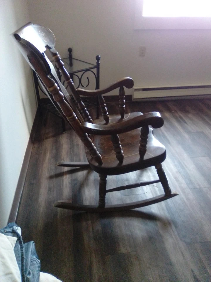 Mecedora de madera antigua Foto 2 de 4