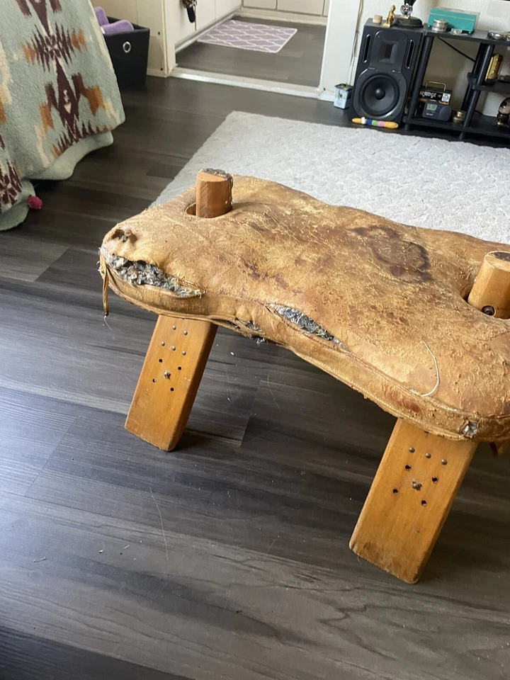 Antigo escabelo de couro camelo costurado antigo todo original cada coisa - Imagem 2 de 4