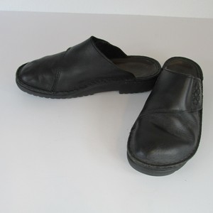 closed slides shoes