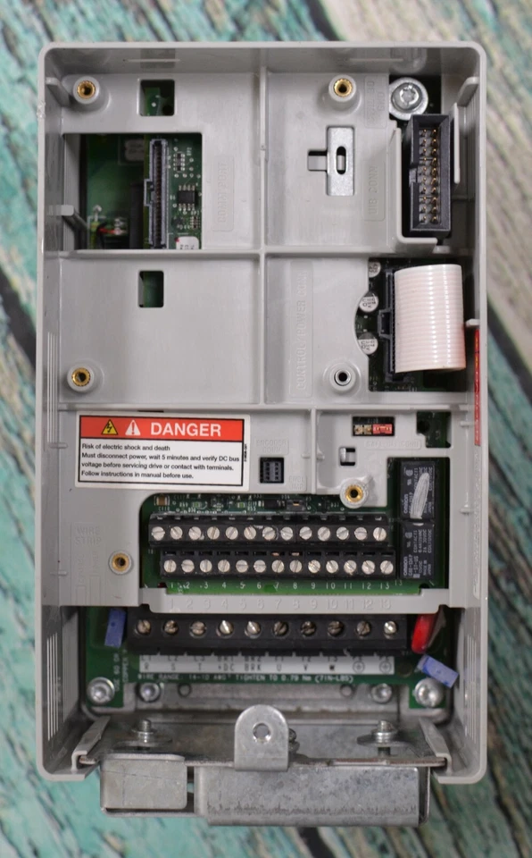 Unidad de CA 20AD2P1A0AYNNC0/A PowerFlex 70 2014, 480 VAC, 3 PH, 2,1 amperios, 1 HP Foto 3 de 4