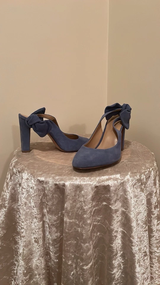 Hermosos tacones azules de gamuza con honda trasera Foto 4 de 4