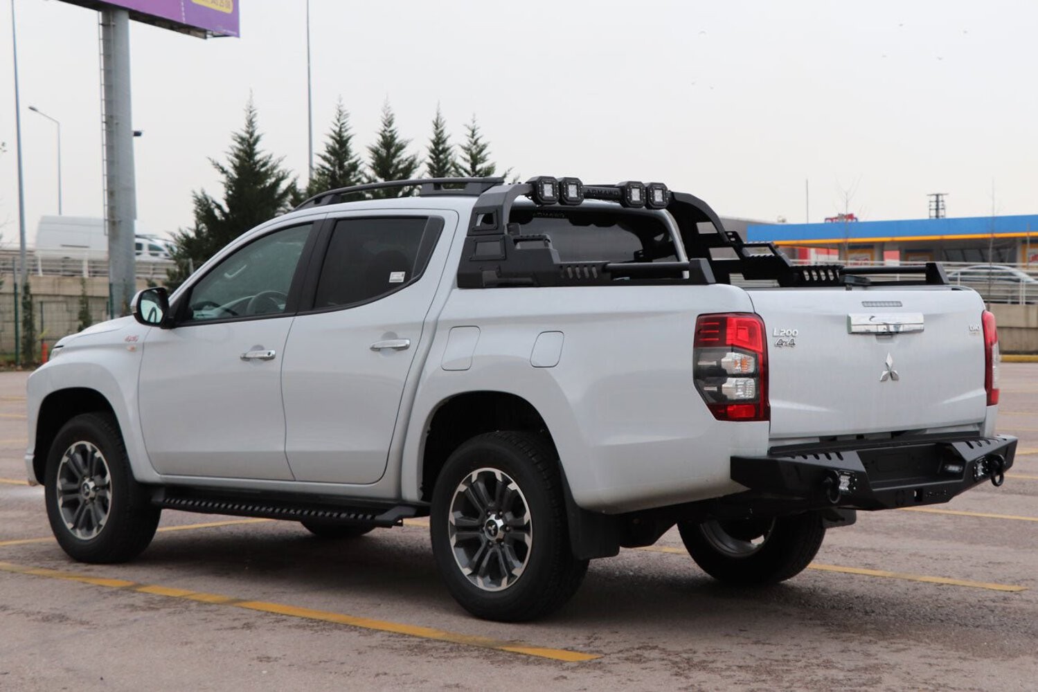 Mitsubishi L200 Long Bed 2010-2015 Combat Roll Bar with LED Light Pods