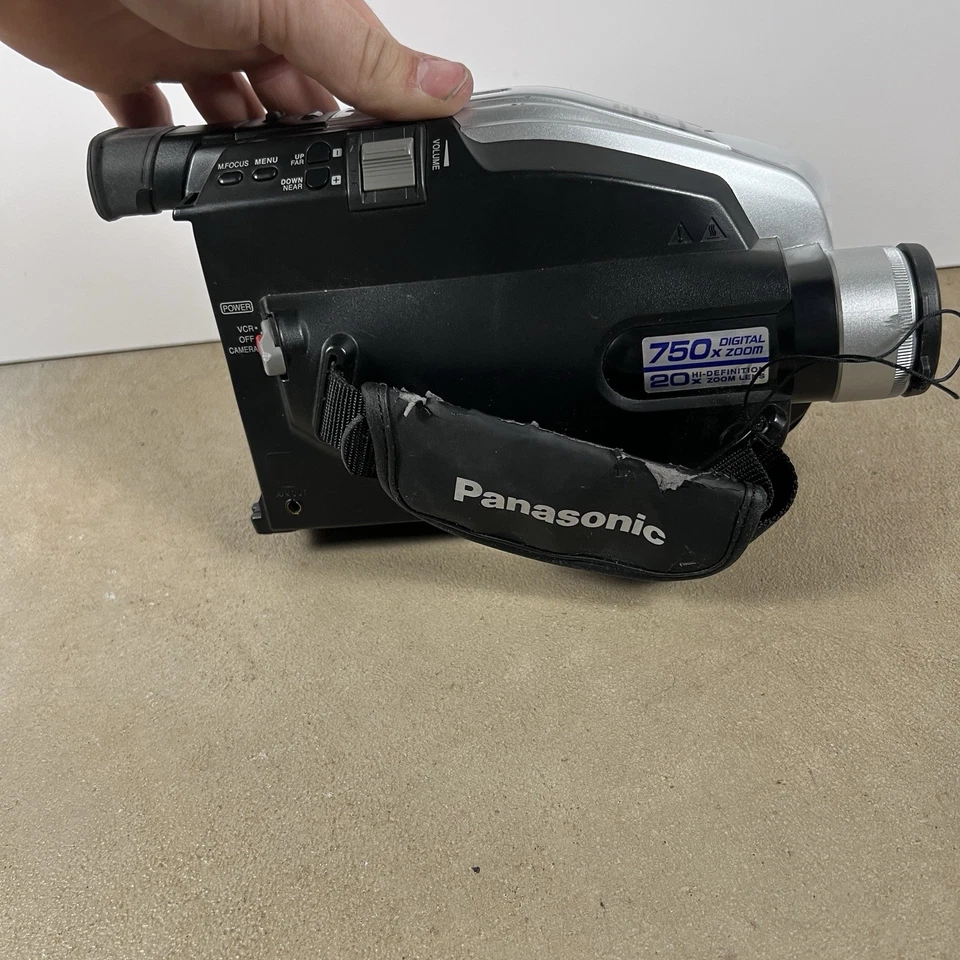 Panasonic Palmcorder PV-L454D VHS-C Video Camera Cam Camcorder 750x No Battery - Image 4 of 4