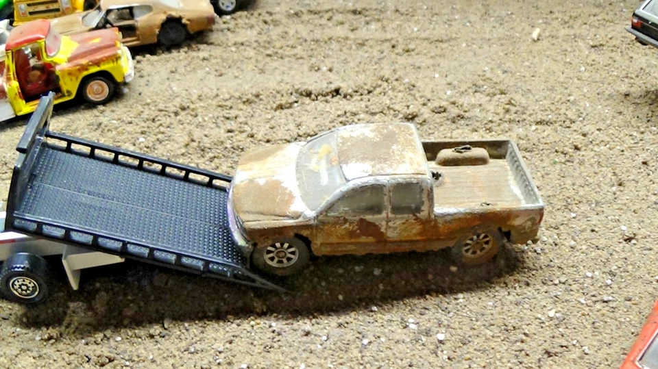 Grúa de plataforma plana modelo de coche con camioneta Chevy desgastada depósito de chatarra personalizado 1/64 Foto 2 de 4