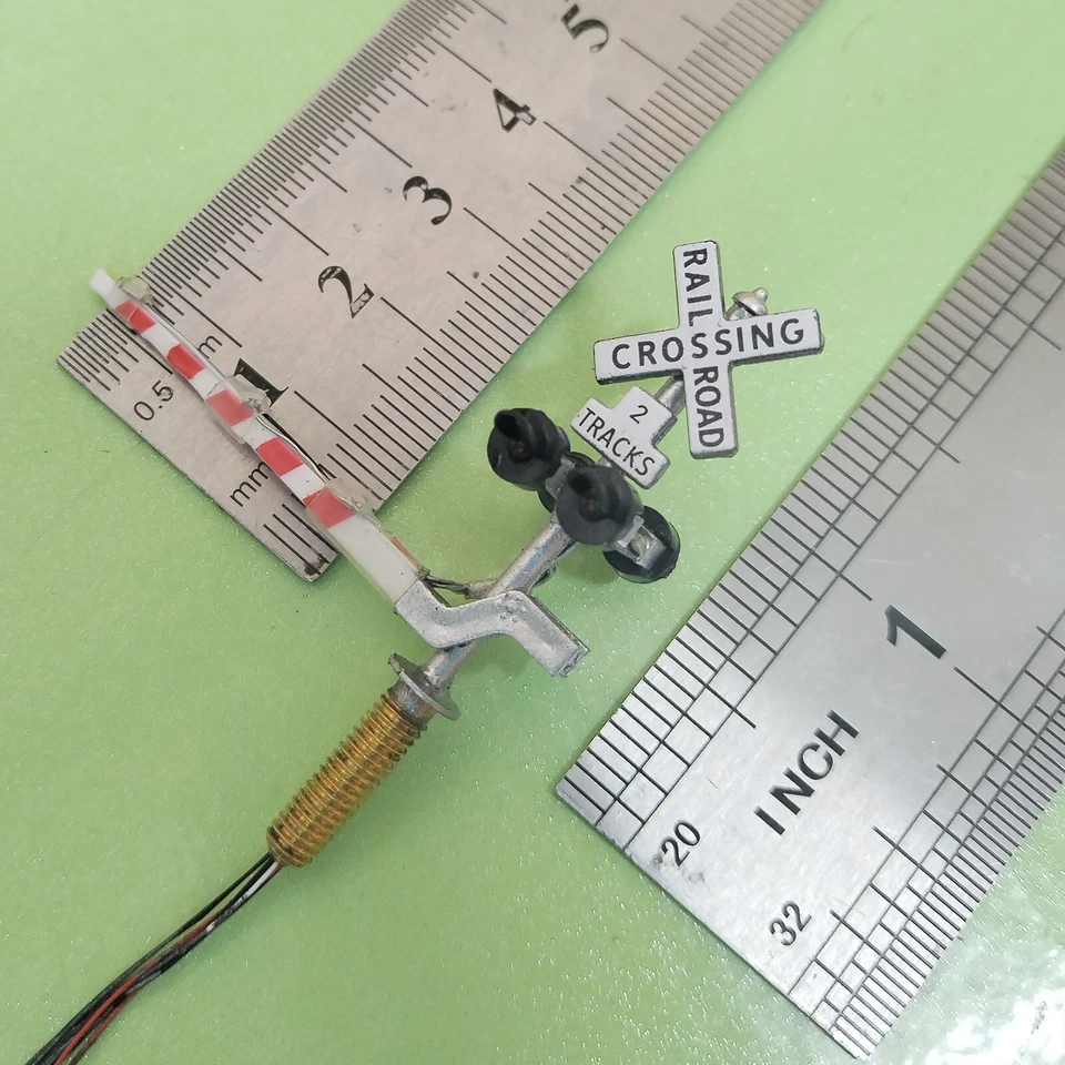 2 x N scale railroad grade crossing signal gate barrier with lights on gate #NLG - Image 3 of 4