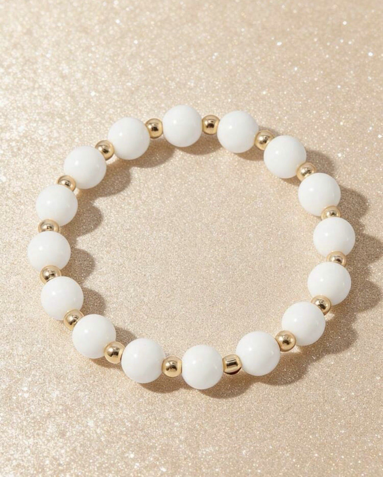 Bracelet en jade blanc pour femme, le bijou porte-bonheur de vos looks d'été