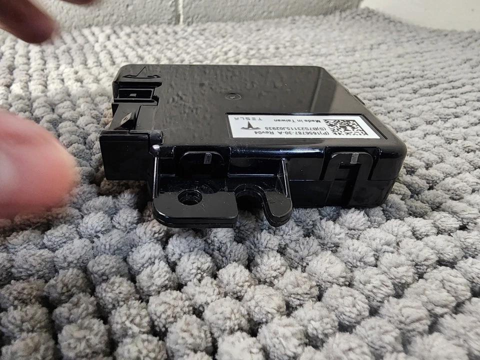 2020-2024 TESLA MODEL Y CENTER CONSOLE USB HUB CHARGER CONTROL MODULE UNIT - Image 4 of 4