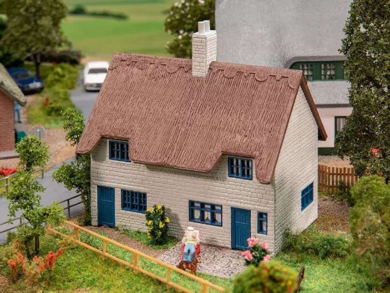 Maison toit de chaume FALLER 131322 pour peupler et animer une campagne miniature HO