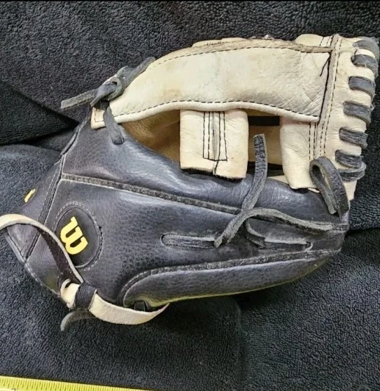 10.5 inch Wilson baseball glove BlK - Image 3 of 4