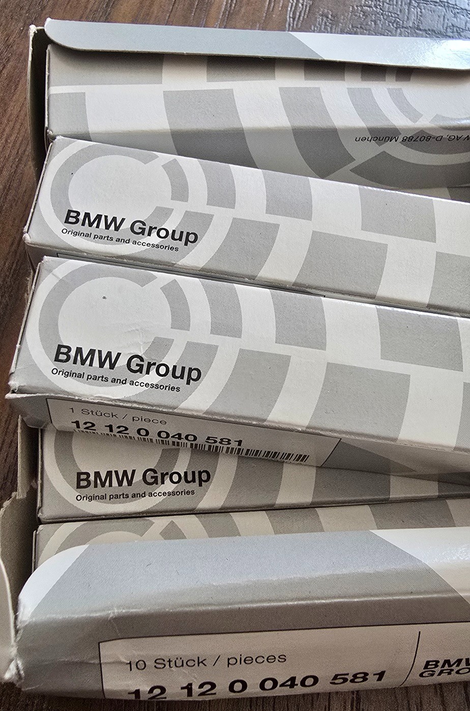 NEW Genuine BMW Spark Plug 12-12-0-040-581   Pack of 8 Eight   ZR5TPP330-A NEW