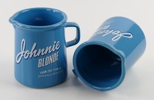 2 x Johnnie Walker Blonde Whisky Glas blau Karaffe 300 ml Keramik Pitcher 8577