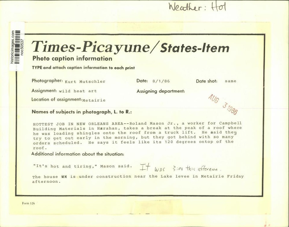 1986 Press Photo Worker puts shingles on roof on a hot day in Metairie