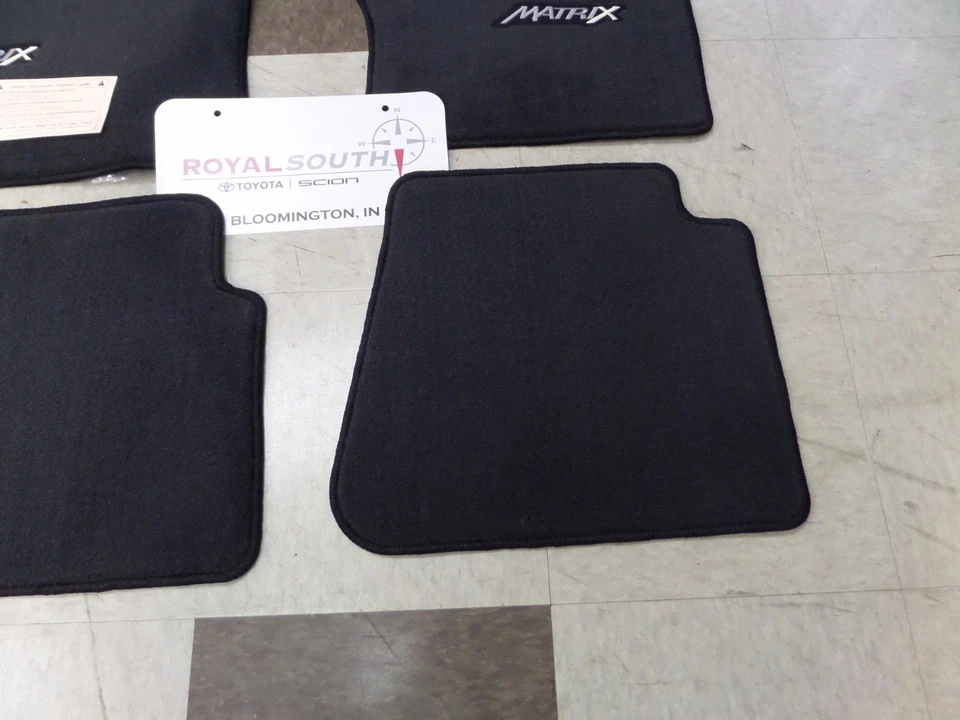 Toyota Matrix 2009 - 2013 AWD conjunto de tapetes de assoalho carpete carvão escuro original do fabricante original de equipamento original - Imagem 4 de 4