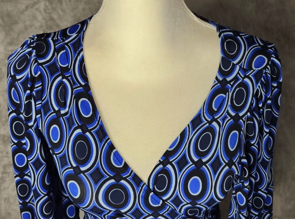 Bisou Bisou VNeck 及膝裹身连衣裙蓝色圆形织物印花 3/4 Slv 尺寸 8 — 第 4/4 张图片