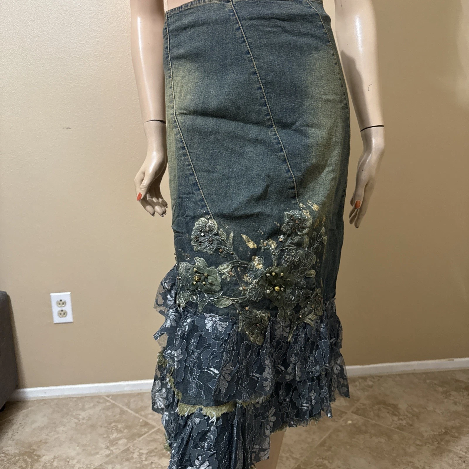 Women’s Greenish Denim Casual Beads Embroidered Boho Size XL(10-12) Skirt 3712
Opens in a new window