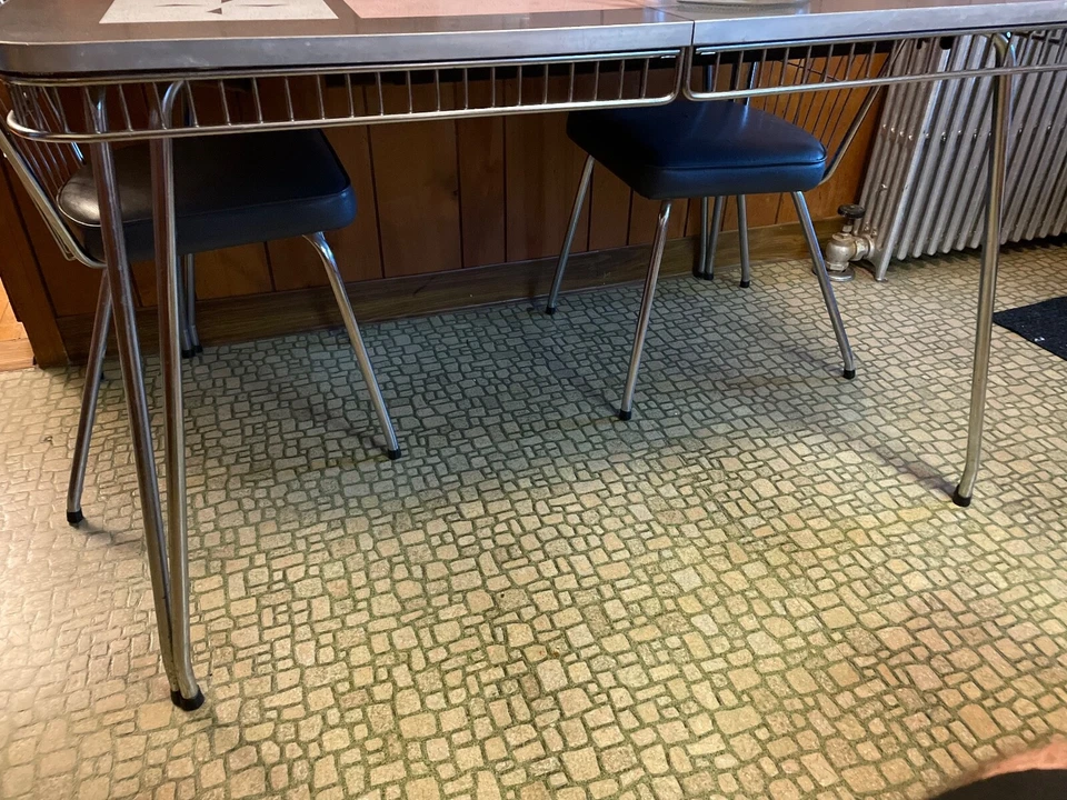 ¡BONITO! ¡Mesa de cocina Formica vintage años 50 con hoja y cuatro sillas! Foto 2 de 4