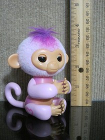 Fingerlings Interactive Baby Monkey Harmony 70+ Sounds And Reactions Pink