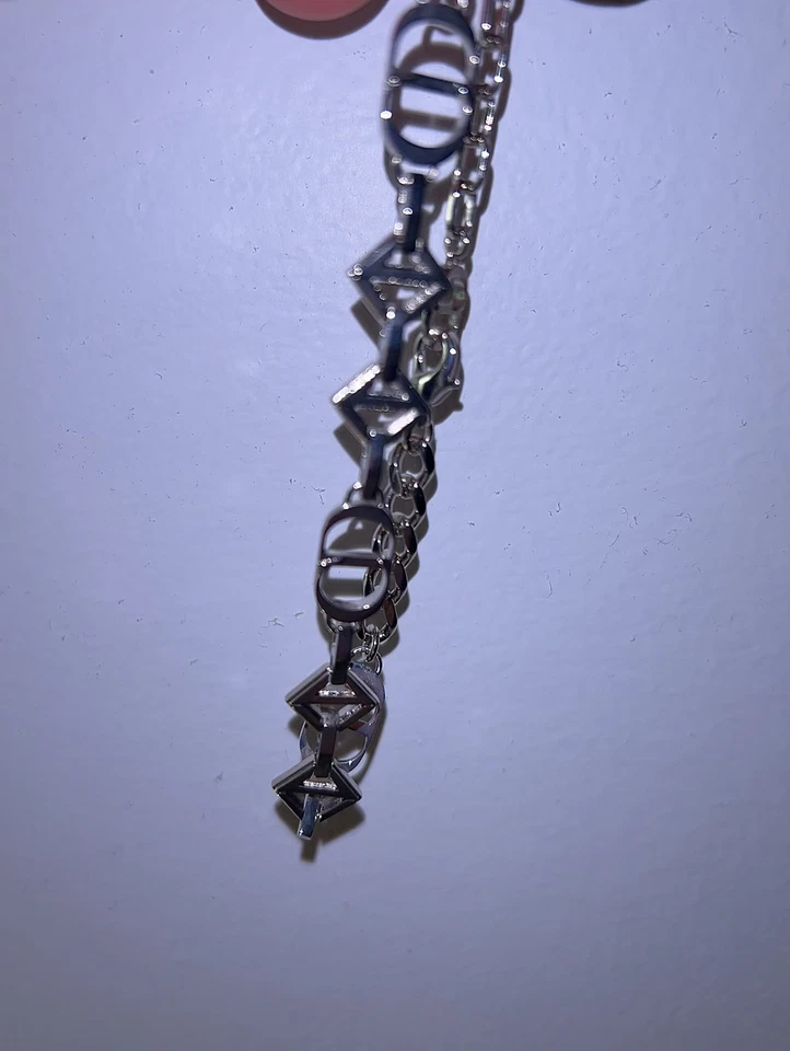 Pulsera Christian Dior. Limitado. Cadena plateada con logo CD. Auténtico.  Foto 3 de 4