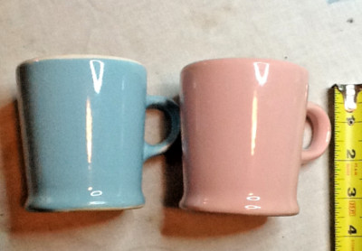 COFFE MUG PAIR 'DINER STYLE' VINTAGE ONE PINK ONE BLUE WHITE INTERIOR 91322D