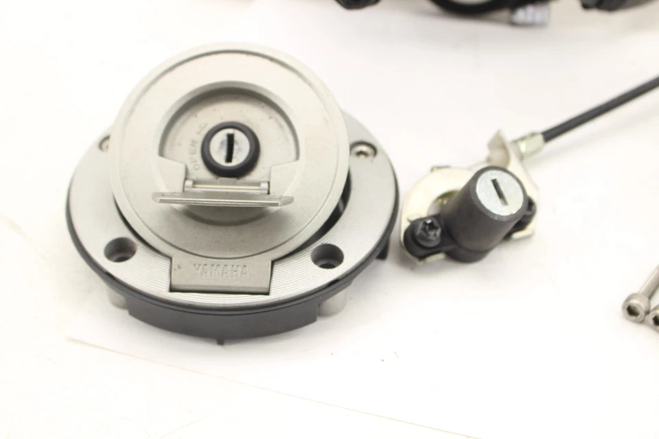 2024 YAMAHA XSR700 OEM IGNITION LOCK KEY SET GAS CAP SEAT LOCK UPPER TREE Foto 4 de 4