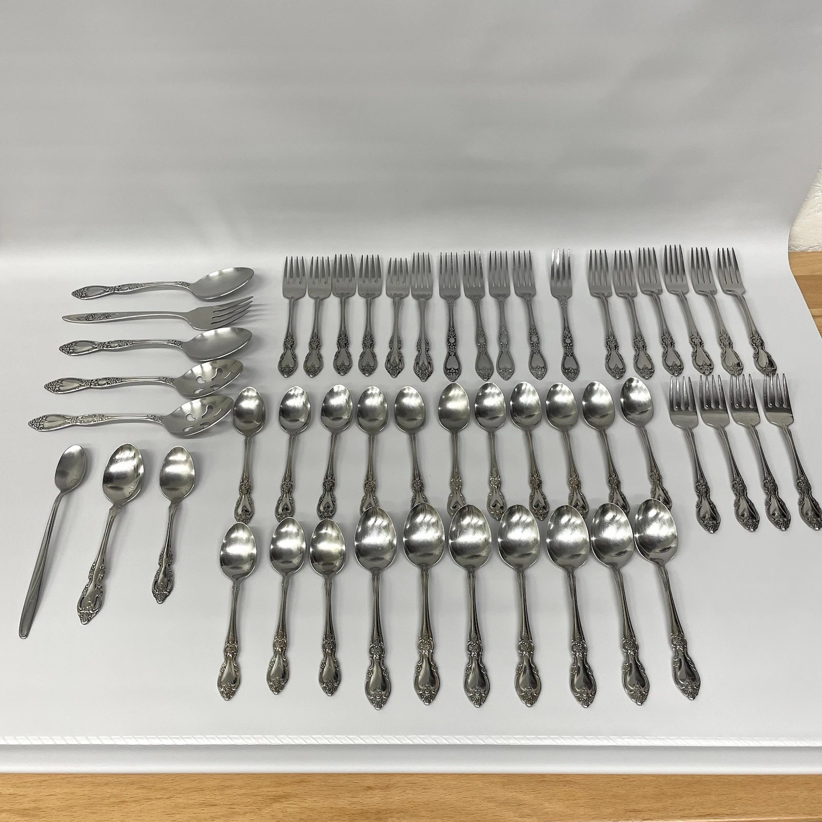 Oneida Community Deluxe Stainless Flatware Fork Spoon Knife - Mixed Lot of 50
Opens in a new window