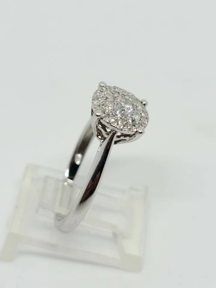 Anillo con racimo de diamantes redondos naturales de oro blanco de 14K talla 7 precio de venta sugerido por el fabricante $1,875 Foto 2 de 4