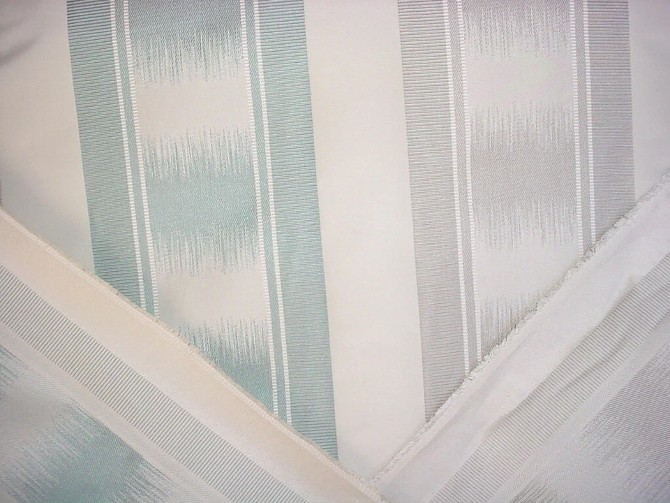Tela de tapicería de seda sintética plateada a rayas Ryecote 19-7/8 Brunschwig Fils BF10493 Foto 4 de 4