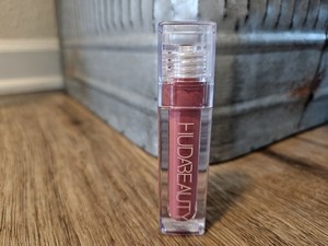 Huda Beauty Faux Filler Shiny Non-Sticky Lip Gloss in Bombshell (pink brown) NEW