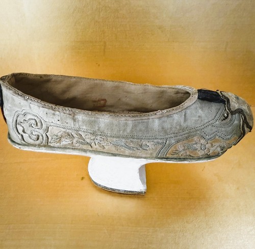 ANTICA SCARPA CON PLATEAU MANCHU IN SETA RICAMATA HINESE QUING XIX SECOLO FACCIA DI DRAGO