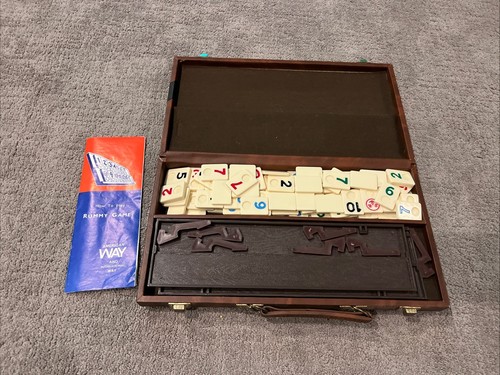 Juego Rummikub NSC Rummy-O de colección de los años 70 en estuche de transporte de cuero sintético usado en excelente estado