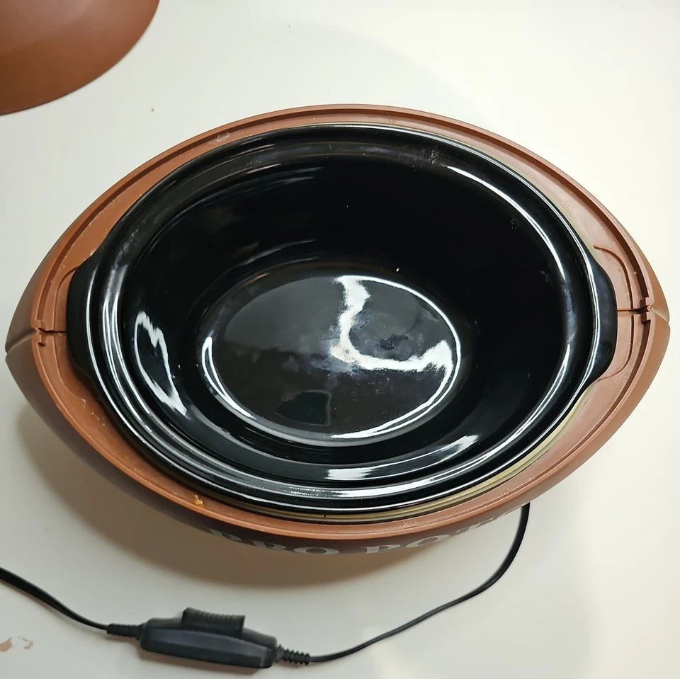Olla de cocción lenta con forma de fútbol profesional de 1,5 cuartos de galón FB-77 probada Foto 2 de 4