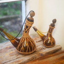 2er Set Vintage Porron Spanische Karaffe Braunglas Weinkaraffe Überzogen Rattan 