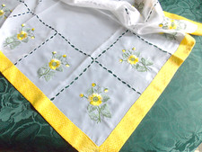 NAPPE SURNAPPE BRODEE SUR VOILE FIN DE POLYESTER 85CM  RENONCULES D'OR***