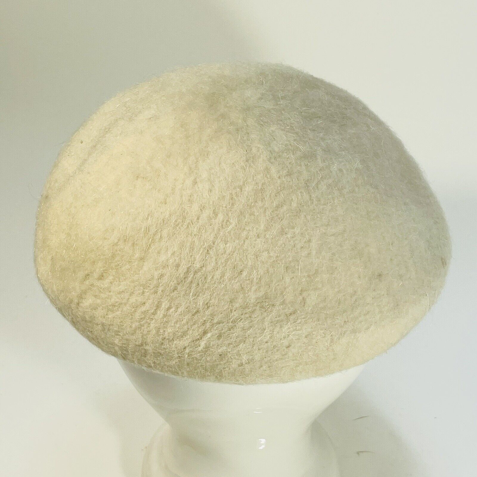 VINTAGE White/Pale Cream Felt Pillbox Hat  Mid Ce… - image 7