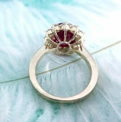 Bonito anillo de compromiso con halo de diamantes rubí 3 quilates creado en laboratorio acabado de oro amarillo de 14 quilates Foto 4 de 4