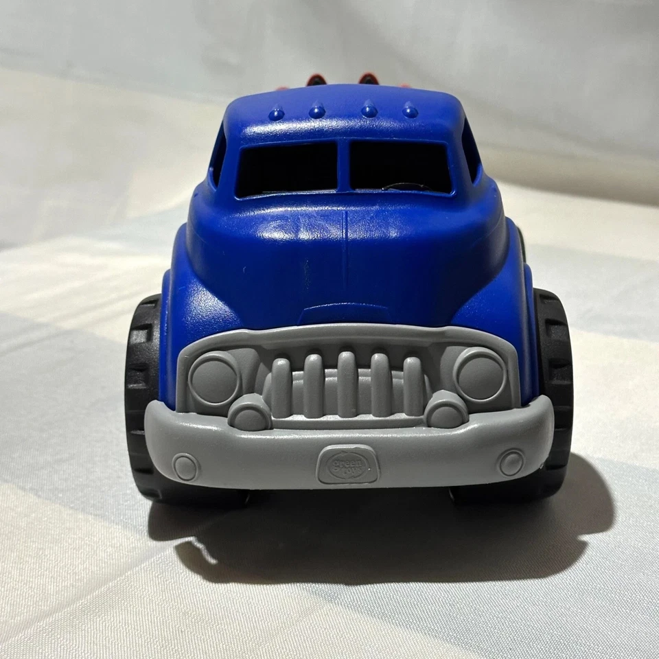 Camión de plataforma plana azul Green Toys y coche de carreras rojo hecho en EE. UU. Excelente para niños pequeños Foto 3 de 4
